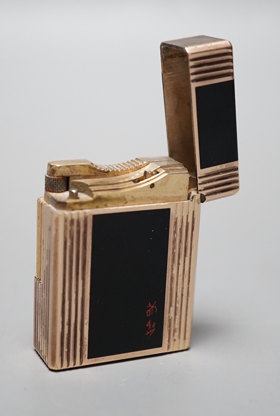 A Du Pont oriental lighter